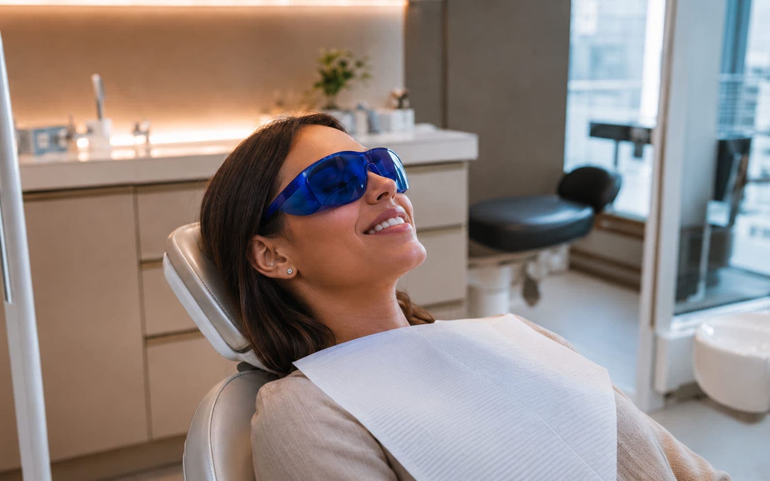 Procedimento de clareamento dental a laser na AFO Odontologia Taboão da Serra