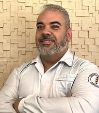 Dr. Marcelo Fernandes — Implantodontista CRO-SP 104419 atendendo pacientes de São Paulo